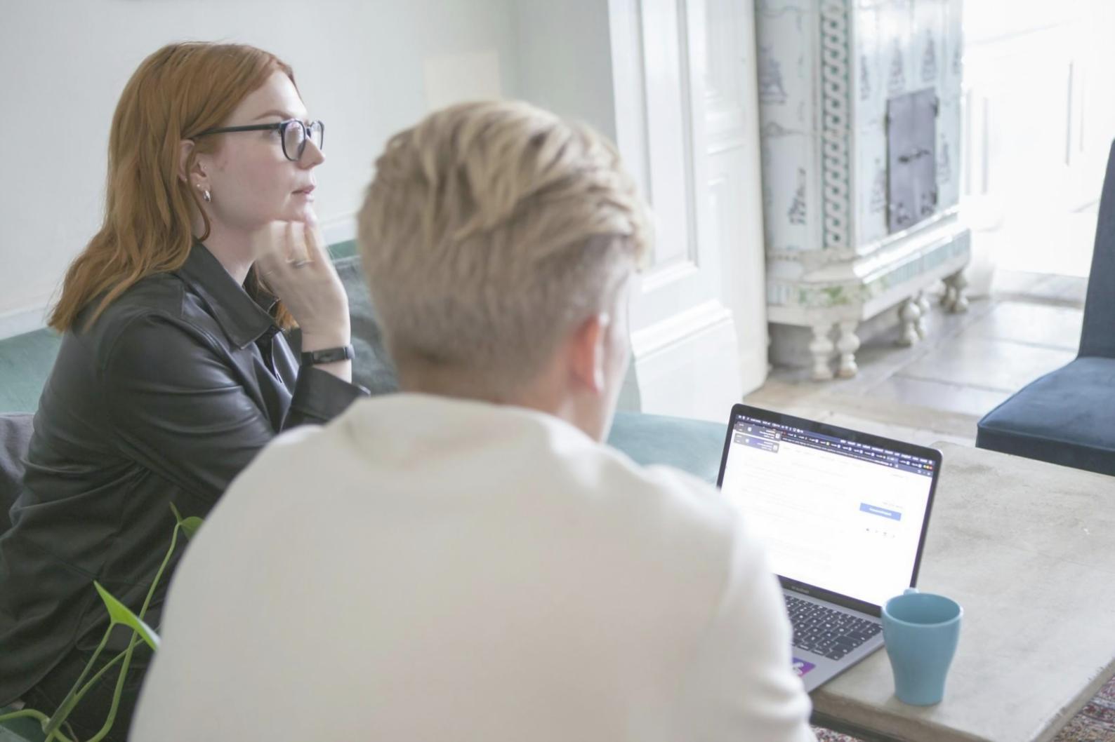 Professionnel consultant des documents d'analyse