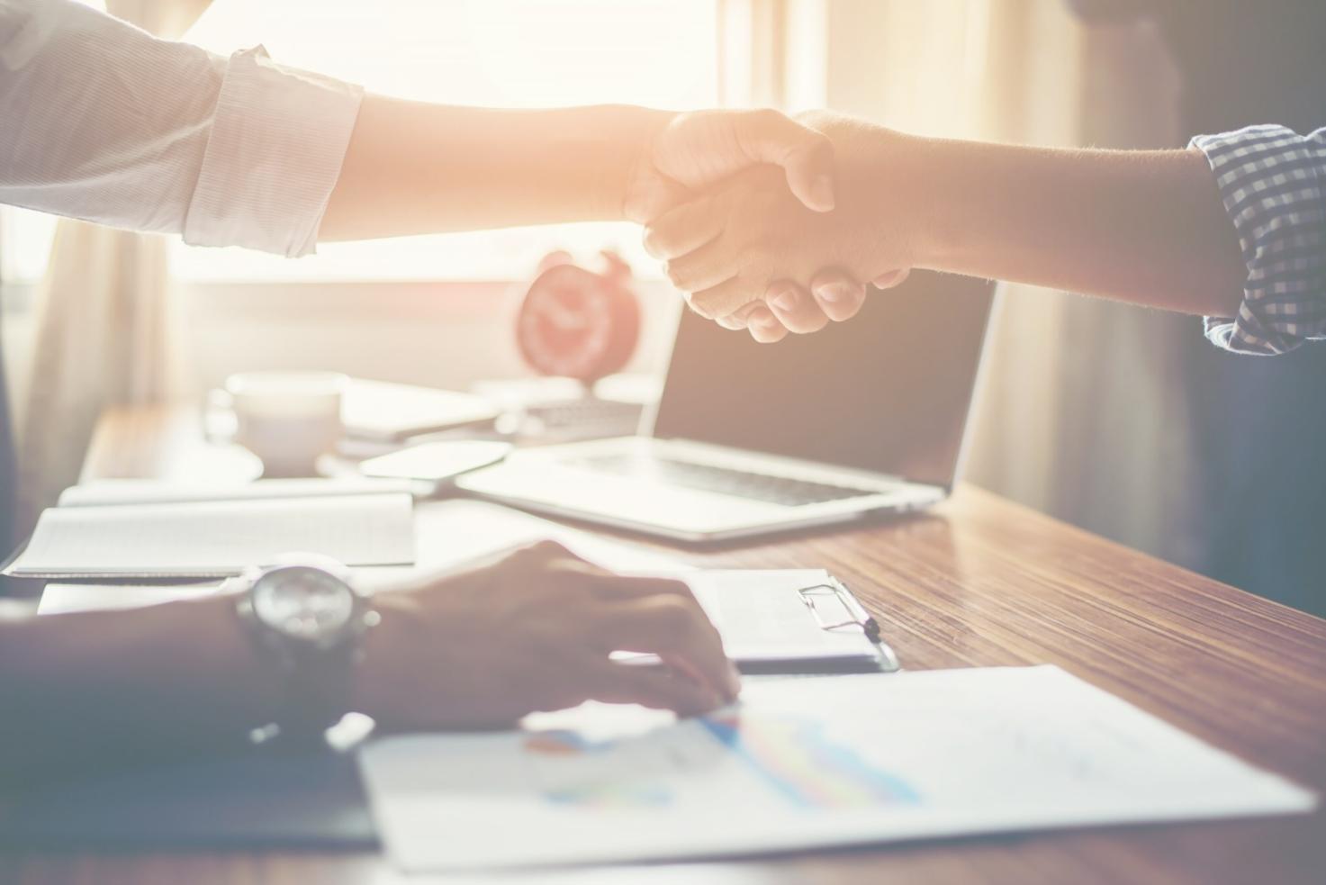 Entrepreneur travaillant sur une stratégie financière